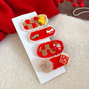 Détail de 4 barrettes à cheveux rouges du Nouvel An avec breloques Lucky et pompons