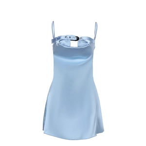 Robe nuisette en satin bleu clair avec bretelle réglable et boucle en métal noir