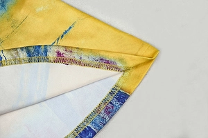 Détail de l'imprimé abstrait color-block sur tricot élastique avec ourlet à double couture