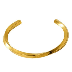 Détail du bracelet jonc torsadé doré avec finition polie et design minimaliste