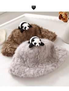 Dettagli di cappelli alla pescatora panda in pelliccia sintetica marrone e grigia