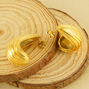 18K gold plated chunky C-shaped hoop earrings with grooved geometric texture design