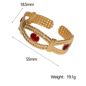Détail d'un bracelet manchette tressé doré avec émail rouge et mesures du produit