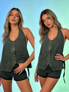 Dettaglio gilet denim verde oliva con lavaggio vintage e pantaloncini coordinati