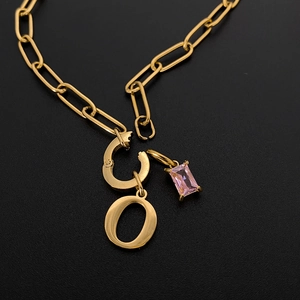 14K vergoldete Titanstahl-Halskette mit Buchstaben O und rosa Zirkonia-Anhängern