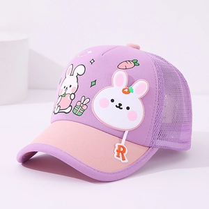 Détail de la maille violette respirante et patch lapin sur casquette de baseball enfant