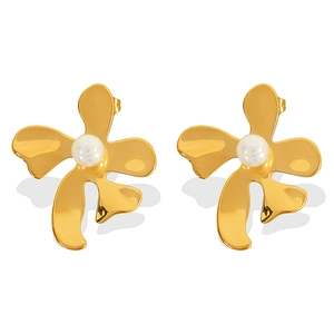 Boucles d'oreilles fleurs dorées vintage avec perle centrale élégante pour femme