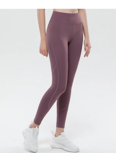Detailansicht der High-Waist-Yogahose mit ergonomischen Nähten in mattem Malvenrot