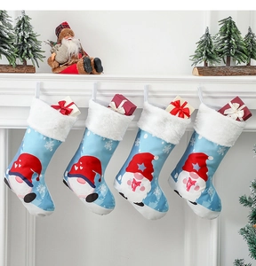 Vue détaillée de quatre chaussettes de Noël bleues avec revers en peluche blanche