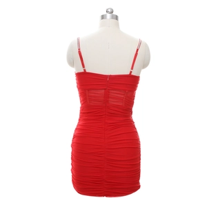 Vue détaillée du dos d'une mini robe rouge moulante avec fronces et fermeture zippée