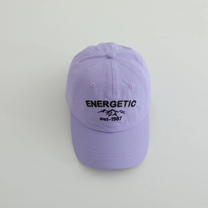 Detailopname van de paarse honkbalpet met Energetic-borduring en hoogwaardige stof