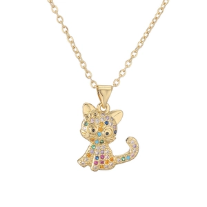 Collier plaqué or minimaliste avec pendentif chat mignon et zircons multicolores