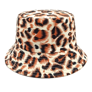 Dettaglio ravvicinato della trama leopardata del cappello e cuciture rinforzate sulla tesa