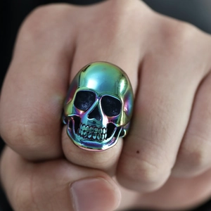 Dettaglio dell'anello a teschio con finitura metallica cangiante e arcobaleno