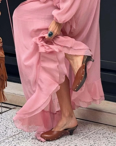 Détail de la robe longue en mousseline rose et sabots en cuir marron en décor extérieur