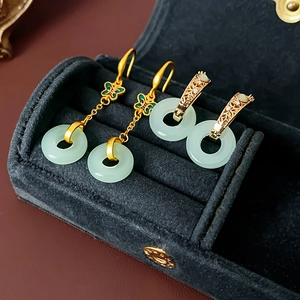 Détails macro de boucles d'oreilles papillon en or 18 carats avec anneaux en jade vert