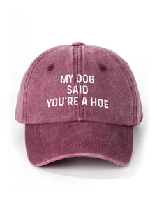 Dettaglio del cappellino da baseball bordeaux slavato con stampa My Dog Said