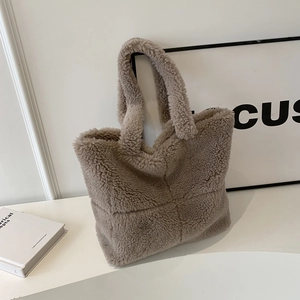 Detail der khakifarbenen Teddy-Tasche aus Lammwollimitat mit Kreuznaht-Design
