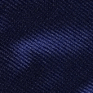 Vue macro du tissu satiné bleu foncé montrant le tissage sergé détaillé et le fini lustré