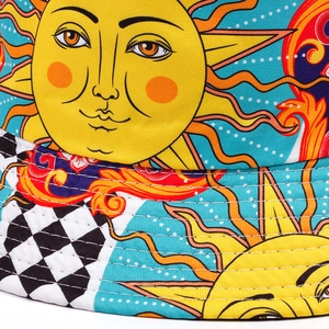 Nahaufnahme eines Anglerhuts im Street-Style mit Sonnengesicht-Motiven und Karomuster
