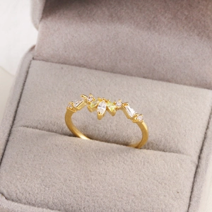 Gros plan d'une bague dorée papillon fleur avec cristaux sertis dans son écrin à bijoux