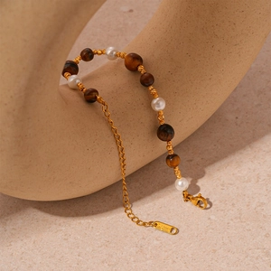 Bracelet rétro en œil de tigre et perles avec accents en acier inoxydable doré