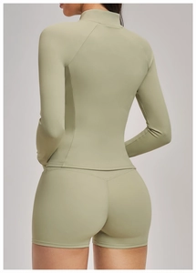 Vue arrière d'une veste de yoga vert clair avec manches raglan et coupe ajustée