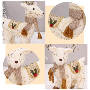 Figurina di renna in peluche con sciarpa e sella, ideale per decorare la tavola di Natale.