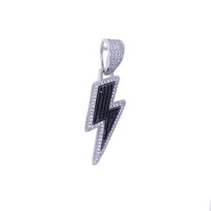 Vue détaillée du pendentif éclair hip hop avec des pierres de zircone blanches et noires