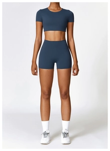 Vorderansicht eines dunkelblauen Yoga-Sets mit bauchfreiem Oberteil und High-Waist-Shorts