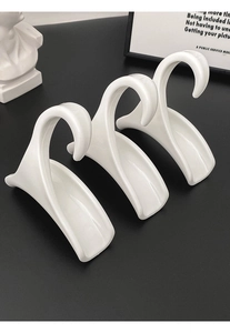 Set van drie witte tassenhaken met een gebogen ontwerp voor het opbergen van tassen in kast