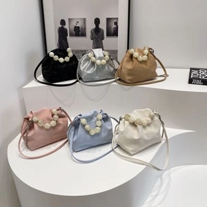 Bolsos de terciopelo con cordón en varios colores con asas de perlas y bandoleras