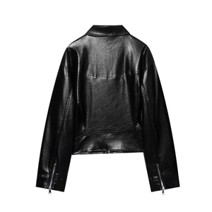 Vue arrière d'une veste en similicuir noir avec fermetures éclair métalliques aux poignets