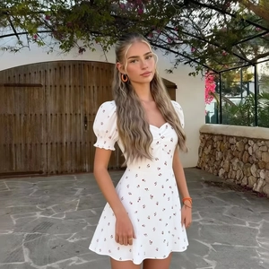 Minikleid mit Puffärmeln, eckigem Ausschnitt und Vintage-Rosendruck auf weißem Stoff