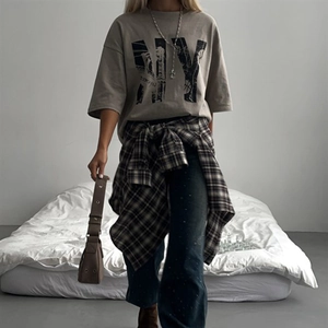 Détail d'un t-shirt gris oversize avec imprimé vintage NY et look rétro américain