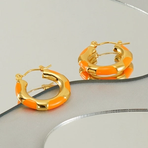 Chunky vergoldete Creolen mit leuchtend orangefarbenem Emaille-Design für Damen