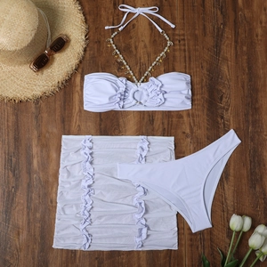 Dettaglio bikini bianco 3 pezzi con catena di perle e set con gonna in mesh
