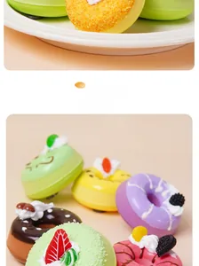 Gedetailleerde close-up van kleurrijke PU-donuts en cupcakes met realistische crème-texturen