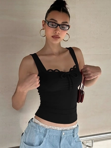 Canotta in maglia nera slim fit con bordo in pizzo e dettaglio con fiocco chic