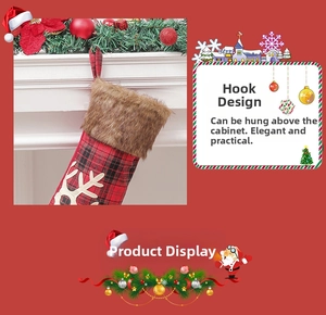 Détail de chaussette de Noël à carreaux rouges avec élan et bordure en peluche