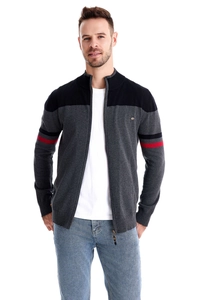 Détail du cardigan pour hommes montrant le corps gris foncé avec col et fermeture éclair noirs