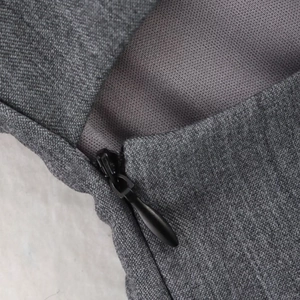 Haut moulant à nœuds bicolores avec fermeture éclair invisible sur tissu gris denim