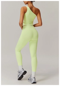 Vue arrière de l'ensemble de yoga néon avec brassière asymétrique et legging taille haute