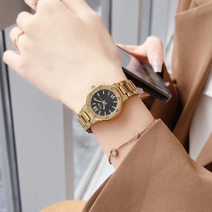 Montre femme octogonale dorée avec cadran romain noir et bijoux assortis élégants