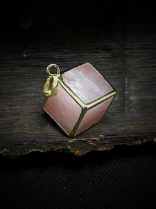 Natural Rose Quartz Cube Pendant Necklace Pink Crystal With Gold Edging Punk Hip Hop Style For Women Fashion Jewelry