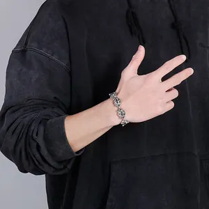 Bracelet gothique punk à tête de mort pour homme en acier inoxydable argenté vieilli au poignet