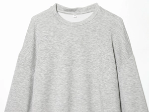 Detail von grauem Rundhals-Sweatshirt-Ausschnitt und weicher Baumwollstruktur in Größe S