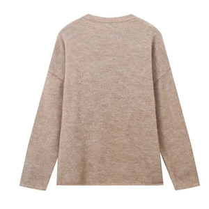 Vue détaillée du dos d'un pull en maille marron clair avec une texture douce en mohair