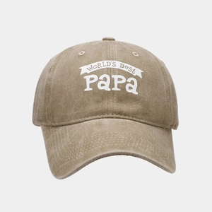 Détail de la casquette de baseball kaki délavée avec inscription World's Best Papa