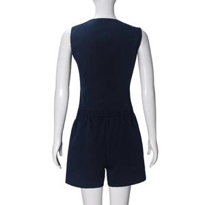 Vista posteriore di una tutina smanicata blu navy con vita elastica e pantaloncini